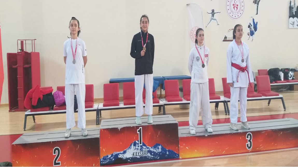 9/A Sınıfı Öğrencimiz Hilal Su Paşaoğlu  Karate Kumite dalında liselerarası yarışmada 1. Olmuştur