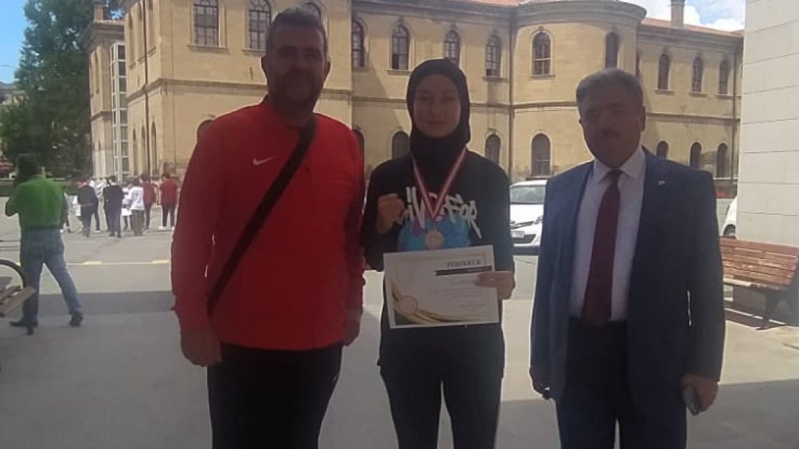 Öğrencimiz Sude Özkul  wushu dalında  50 kg genç kızlar  Türkiye şampiyonu olmuştur.