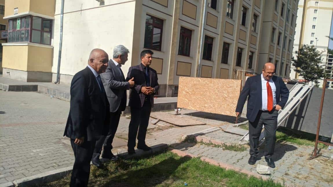 İlçe Milli Eğitim Müdürümüz Sayın Mustafa Elmalı yapımı devam eden okulumuz Spor Salonu inşaatını ziyaret etti. 