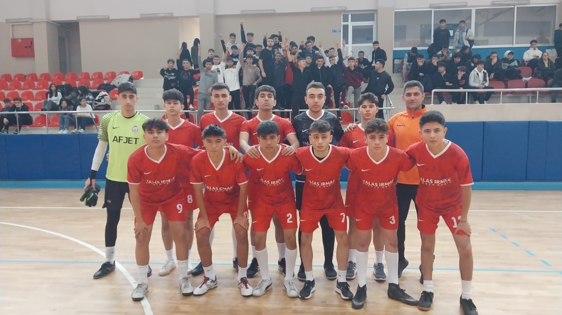 Okulumuz Futsal Takımı, FURKAN DOĞAN İ.H.L.ni (5-3) yenerek yarı finalist olmuştur.