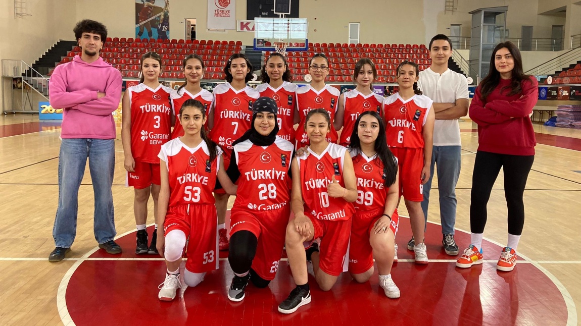 Okul  Kız Basketbol takımımız Özel Bilfen Anadolu lisesini  yenerek finallere yükseldi