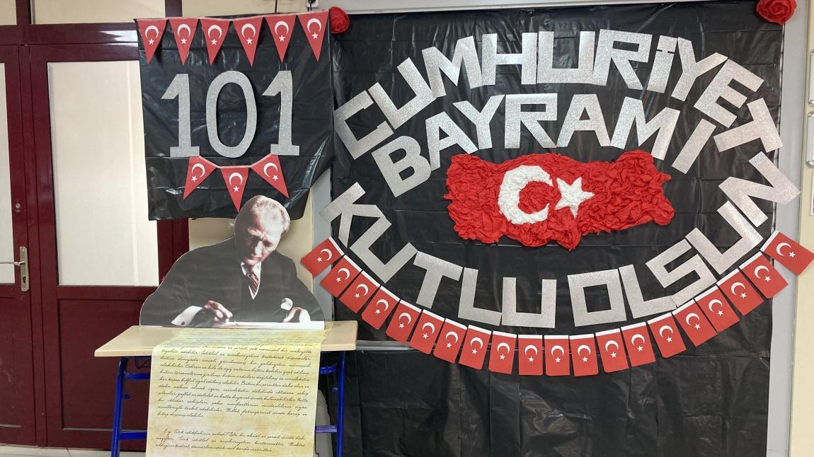 CUMHURİYET BAYRAMI TEMALI  PANO ÇALIŞMALARI İLE OKULUMUZU DONATAN ÖĞRENCİLERİMİZİ KUTLARIZ.